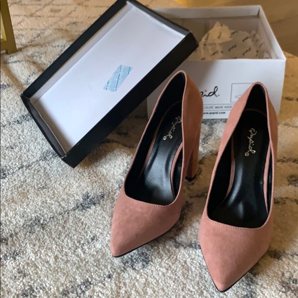 Mauve suede pumps
